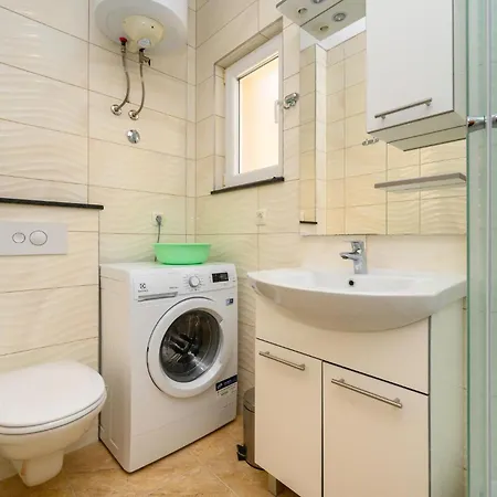 Apartamento Lovely In With Wifi Komarna